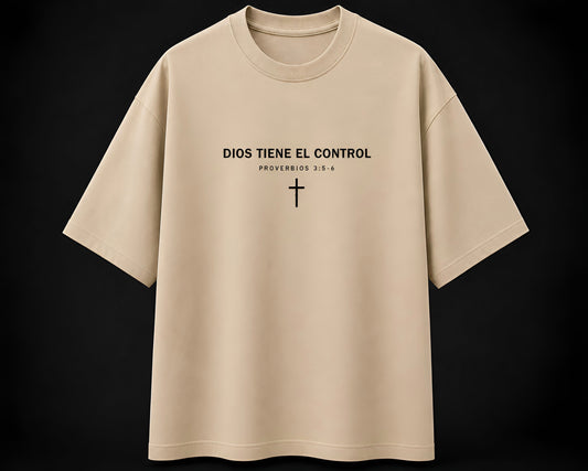Camiseta con cita bíblica "Dios Tiene El Control"
