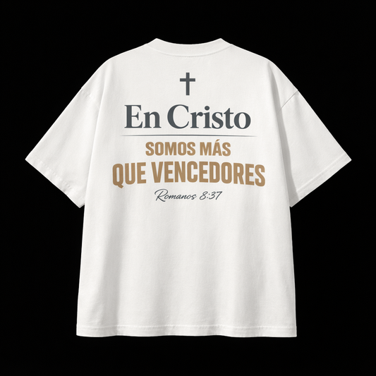Camisa oversize blanca En Cristo Somos Más Que Vencedores Romanos 8:37 - vista trasera