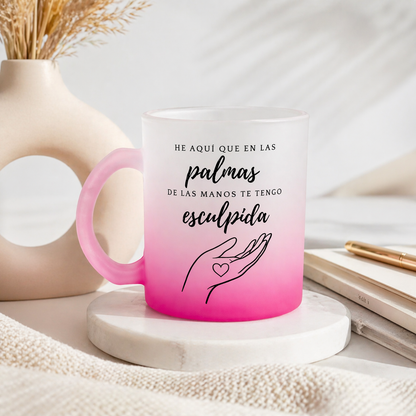 Taza Cristiana “En las palmas de sus manos” – Diseño elegante en degradado rosa