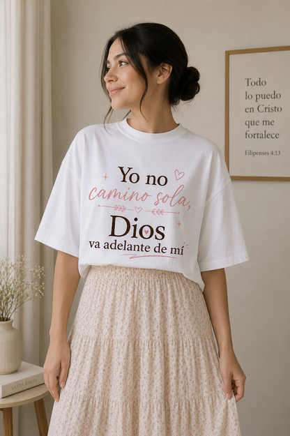 Camiseta Oversize Cristiana  “Yo no camino sola” – Mujer