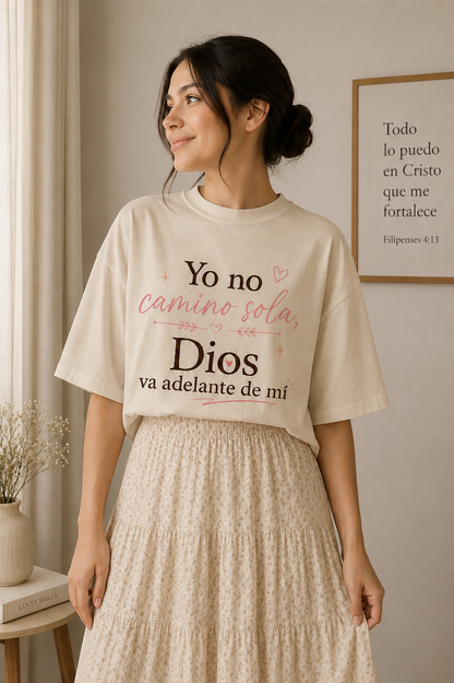 Camiseta Oversize Cristiana  “Yo no camino sola” – Mujer
