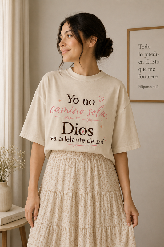 Camiseta Oversize Cristiana  “Yo no camino sola” – Mujer