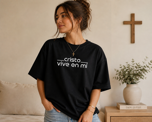 Camiseta Oversize Beige “Cristo Vive en Mí” – Estilo Minimalista Cristiano