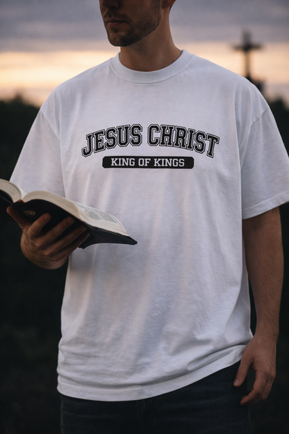 Camiseta Cristiana Oversize “Jesus Christ – King of Kings” | Estilo Premium
