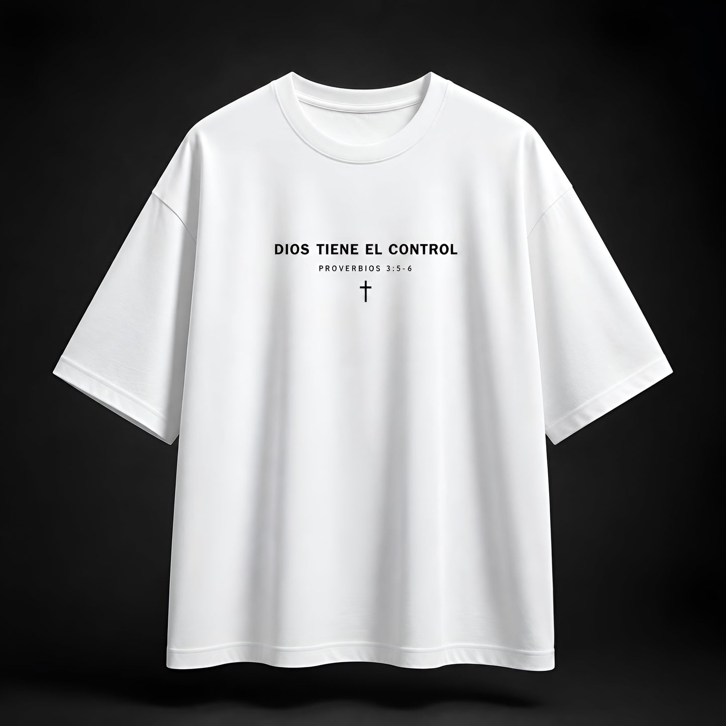 Camiseta con cita bíblica "Dios Tiene El Control"
