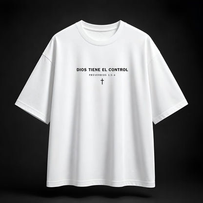 Camiseta con cita bíblica "Dios Tiene El Control"