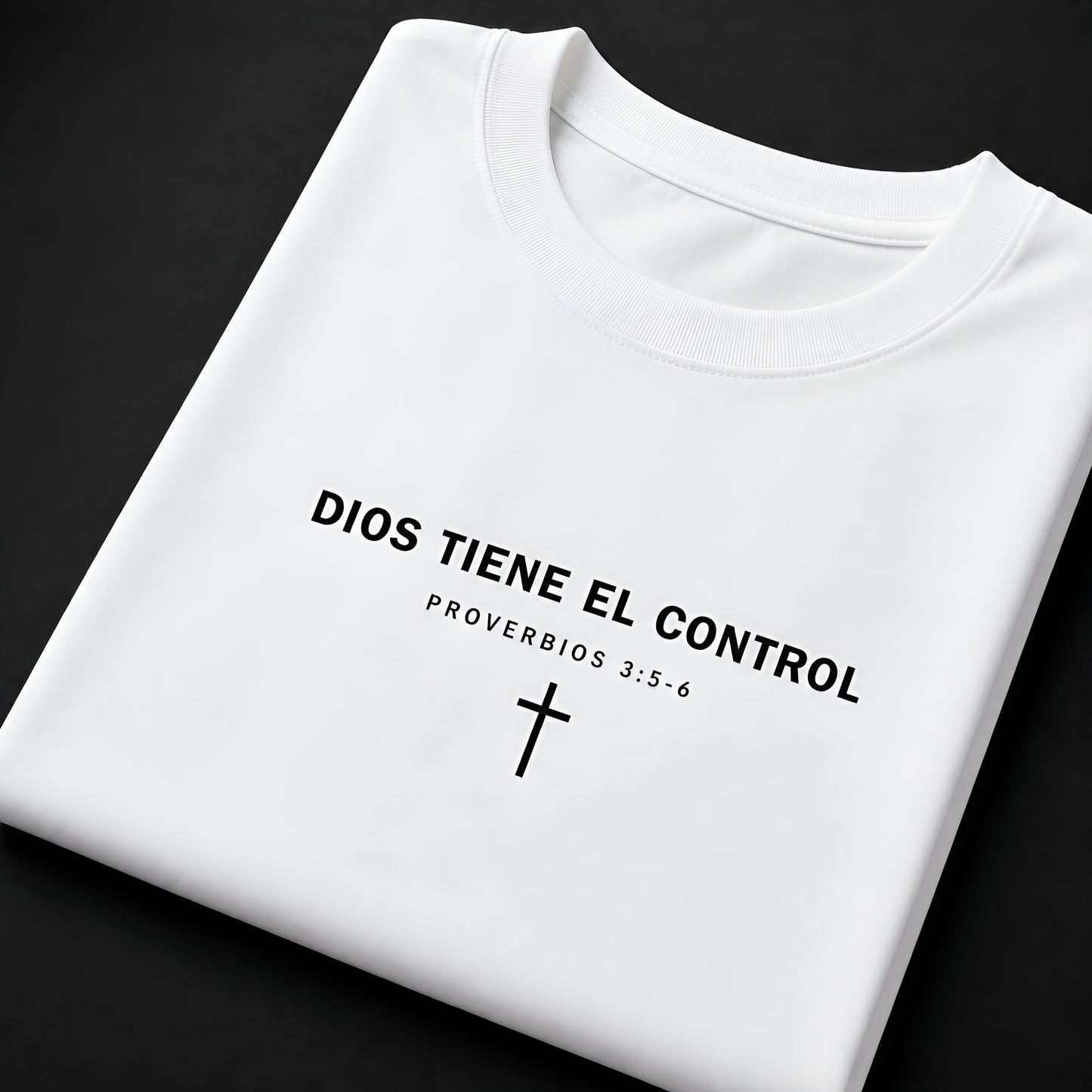 Camiseta con cita bíblica "Dios Tiene El Control"