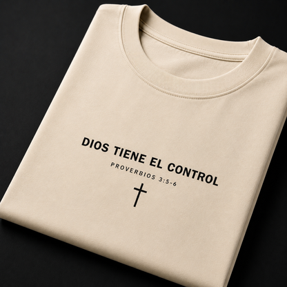 Camiseta con cita bíblica "Dios Tiene El Control"