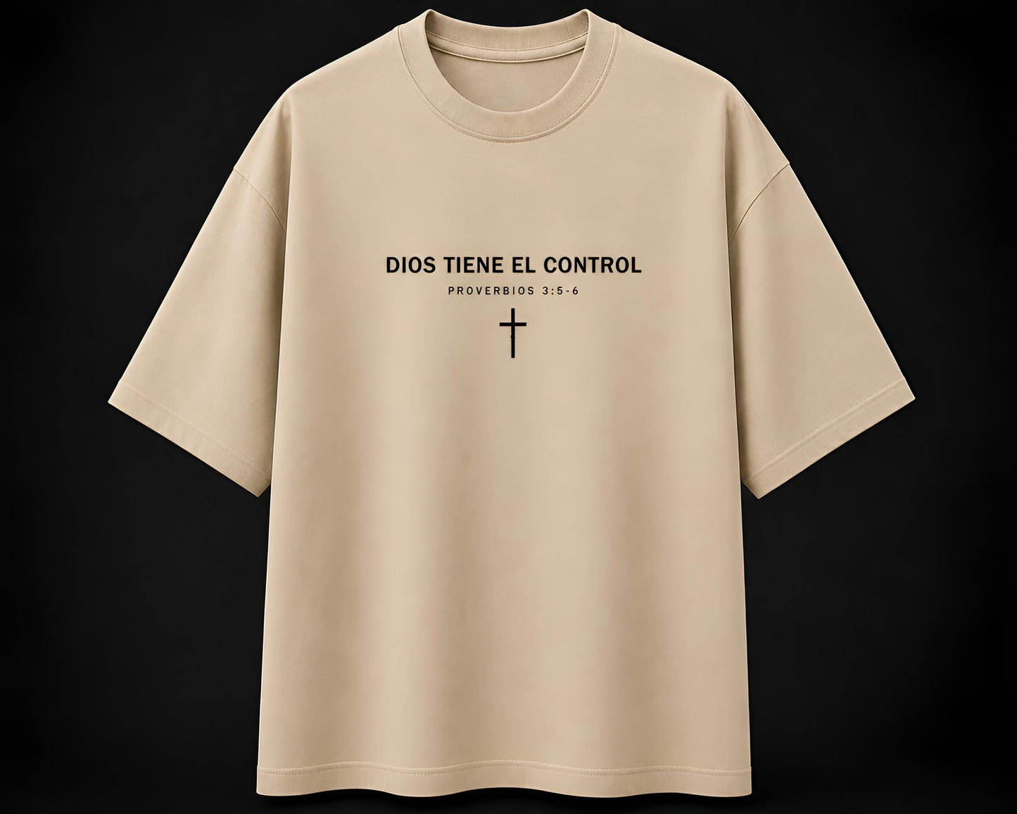 Camiseta con cita bíblica "Dios Tiene El Control"
