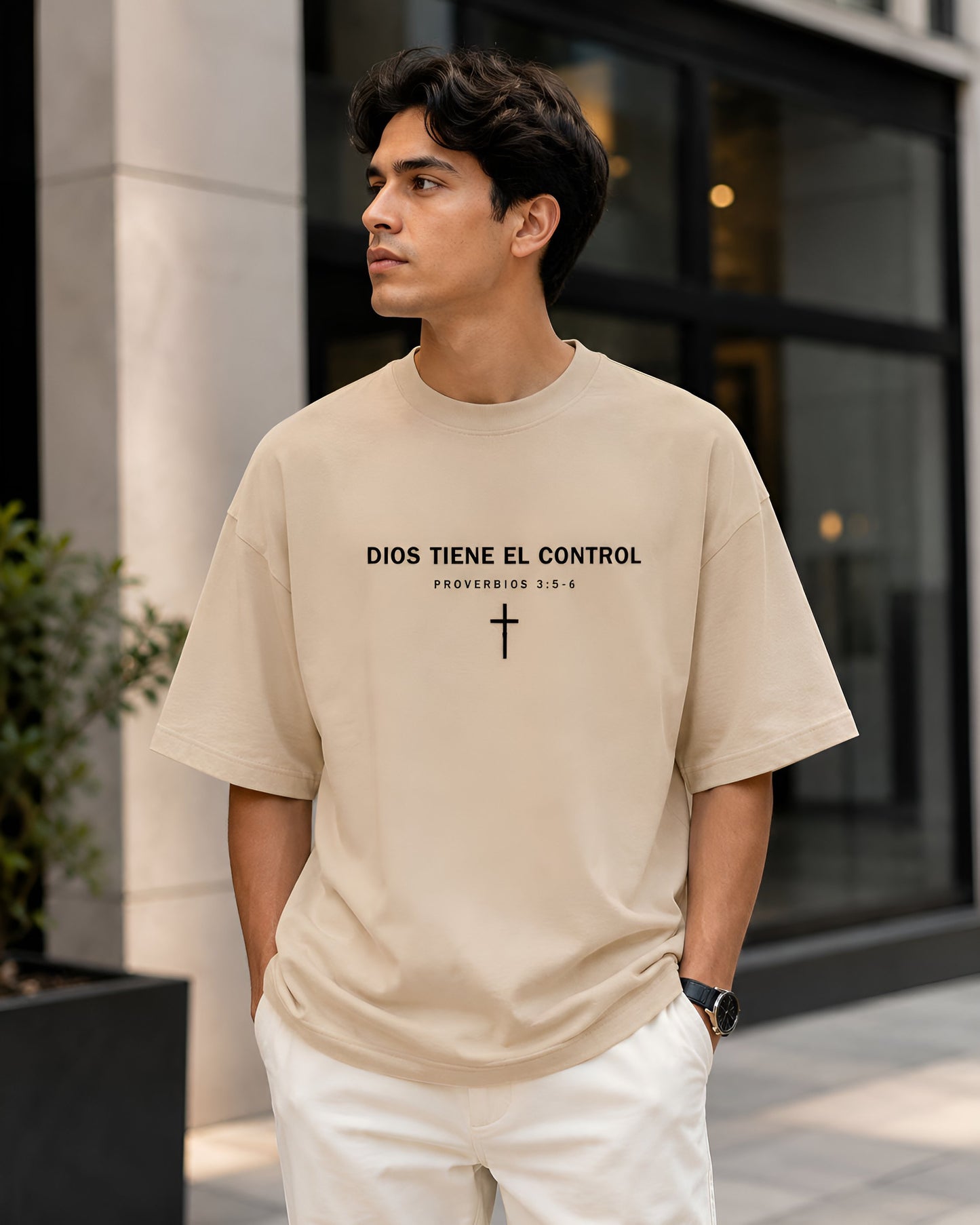 Camiseta con cita bíblica "Dios Tiene El Control"