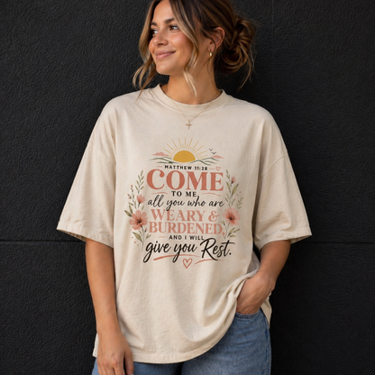 Camiseta Oversize Cristiana  – “Matthew 11:28 Come to Me” | Diseño Floral Premium