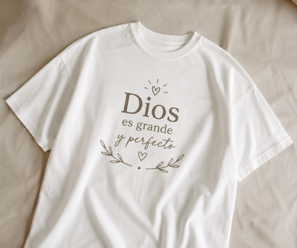 Camisa Oversize Cristiana “Dios es Grande y Perfecto” – Estilo Minimalista
