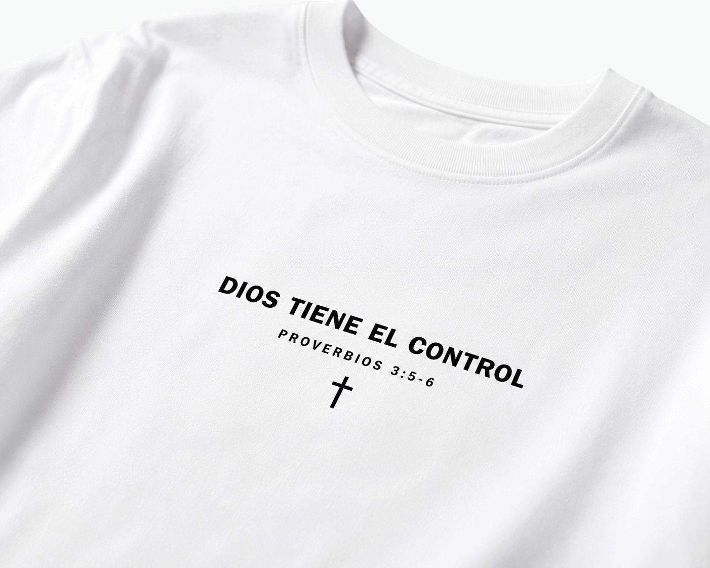 Camiseta con cita bíblica "Dios Tiene El Control"