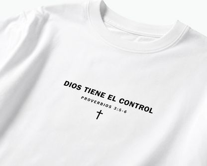 Camiseta con cita bíblica "Dios Tiene El Control"