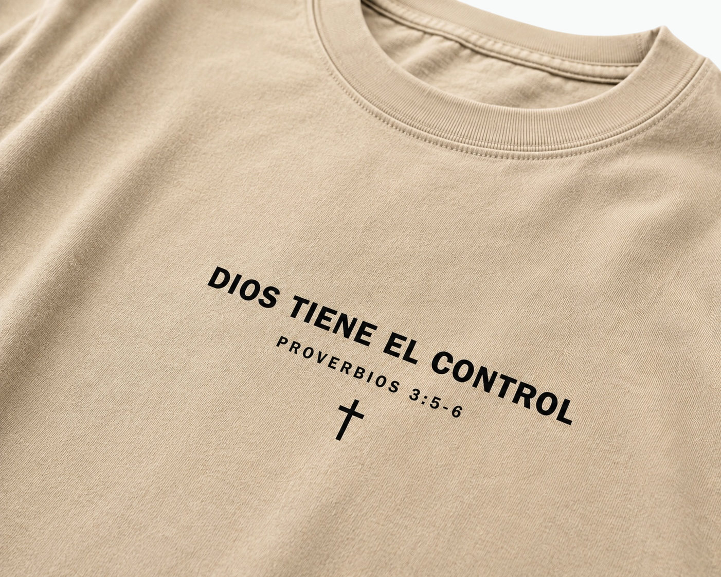 Camiseta con cita bíblica "Dios Tiene El Control"