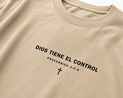 Camiseta con cita bíblica "Dios Tiene El Control"