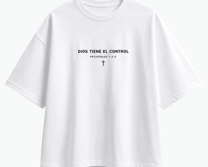 Camiseta con cita bíblica "Dios Tiene El Control"