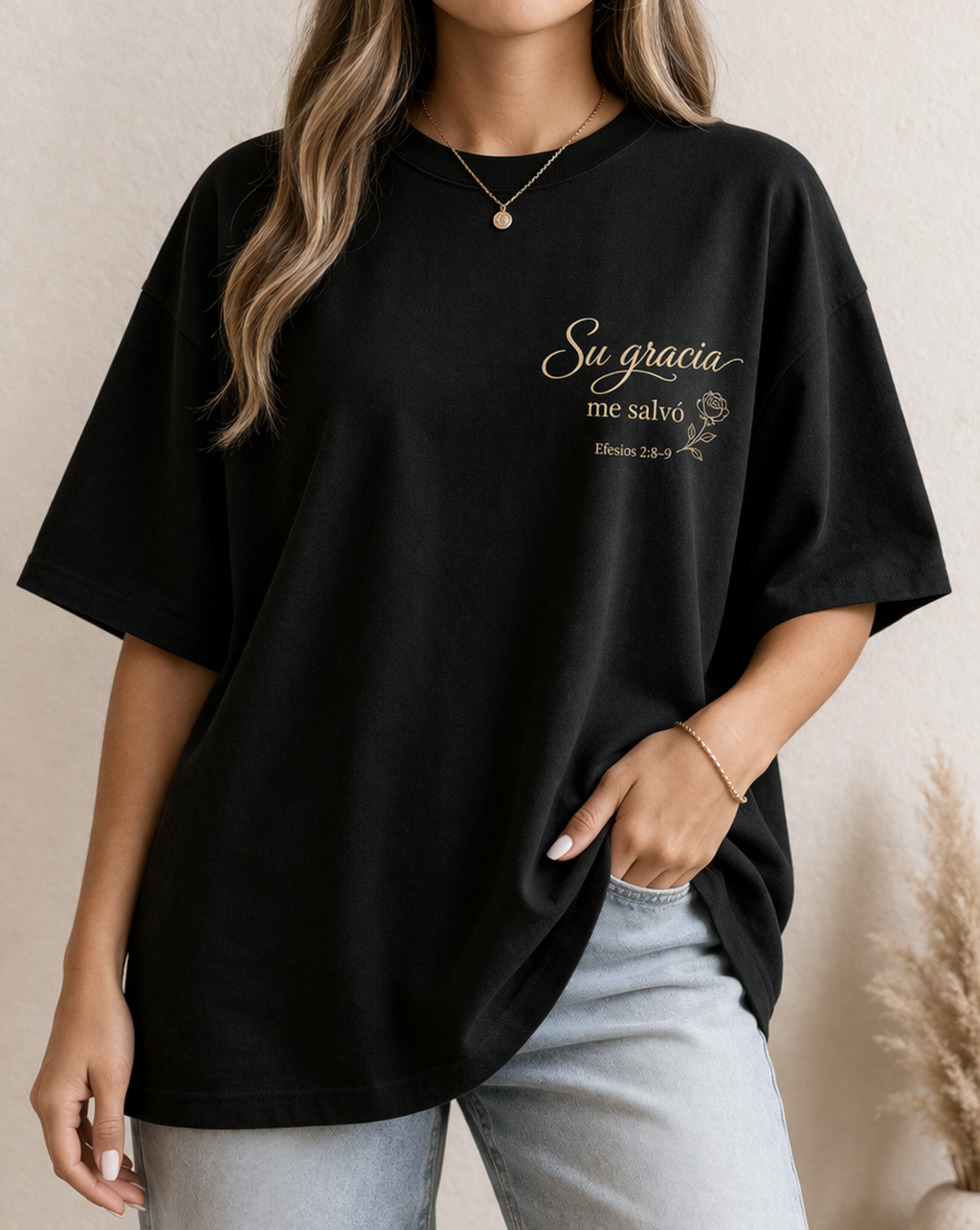 Camisa oversize negra Su Gracia Me Salvó Efesios 2:8-9 - modelo femenina