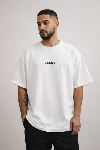 Camisa oversize blanca con texto JESUS - modelo masculino